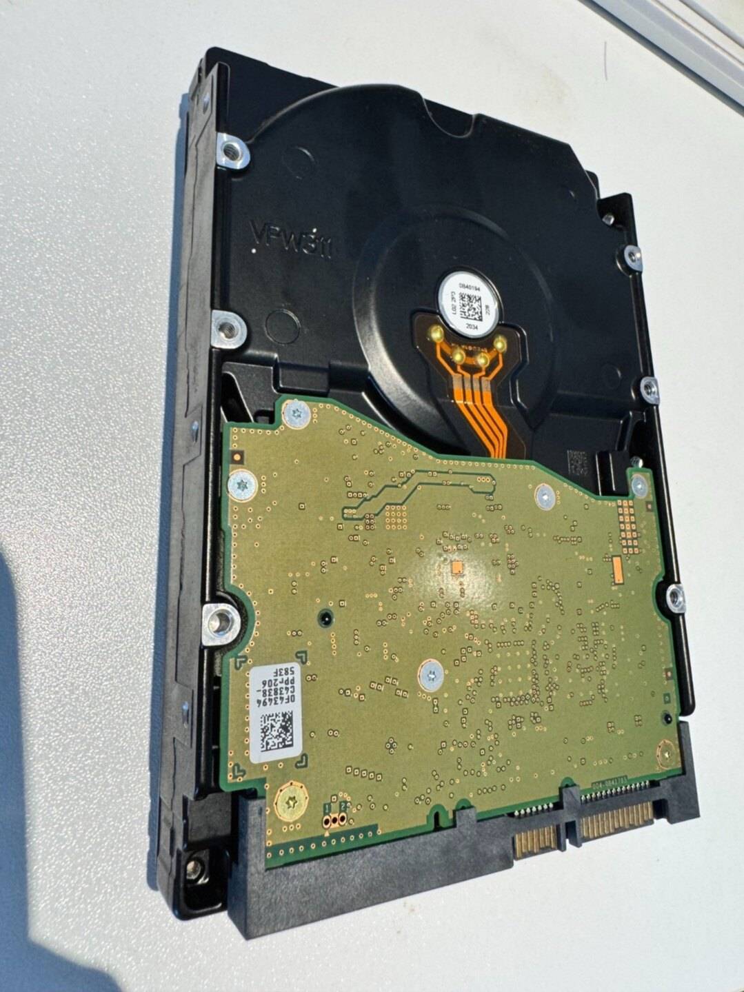 8TB SATA HUS728T8TALE6L4 企业级服务器硬盘 3.5 英寸 7.2k